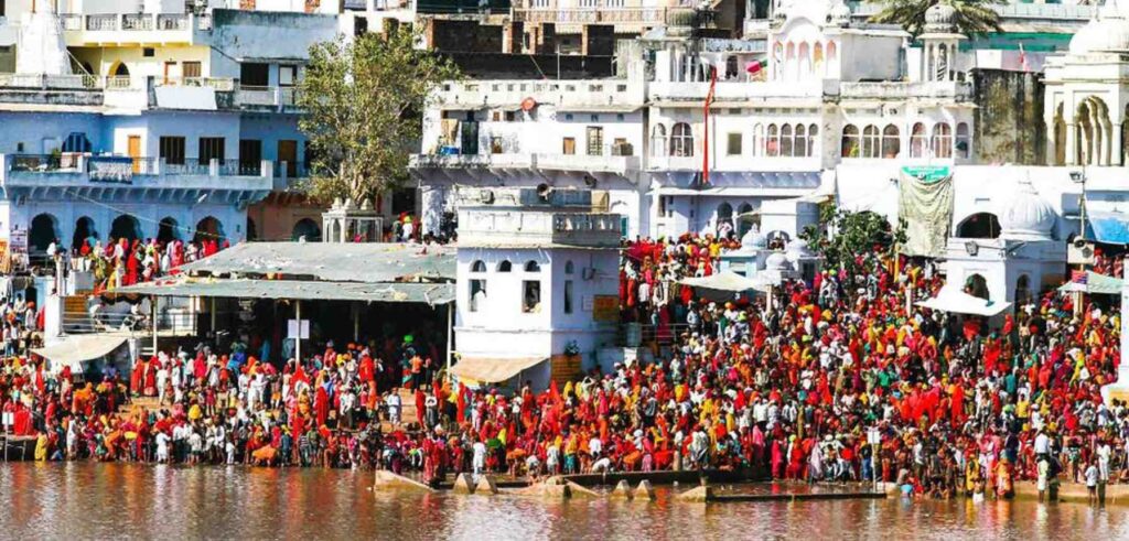 Crowd on the ghats of Pushkar